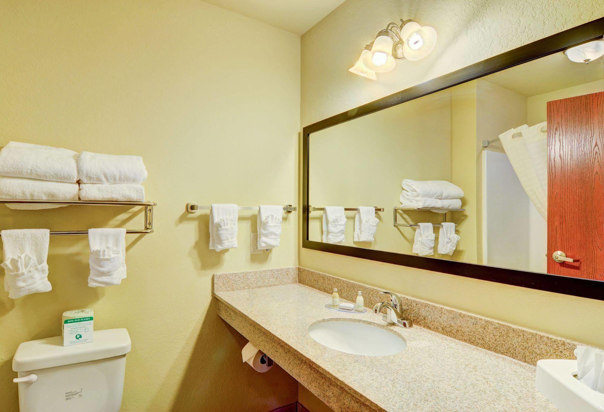 Cobblestone Hotel & Suites - Punxsutawney Bagian luar foto