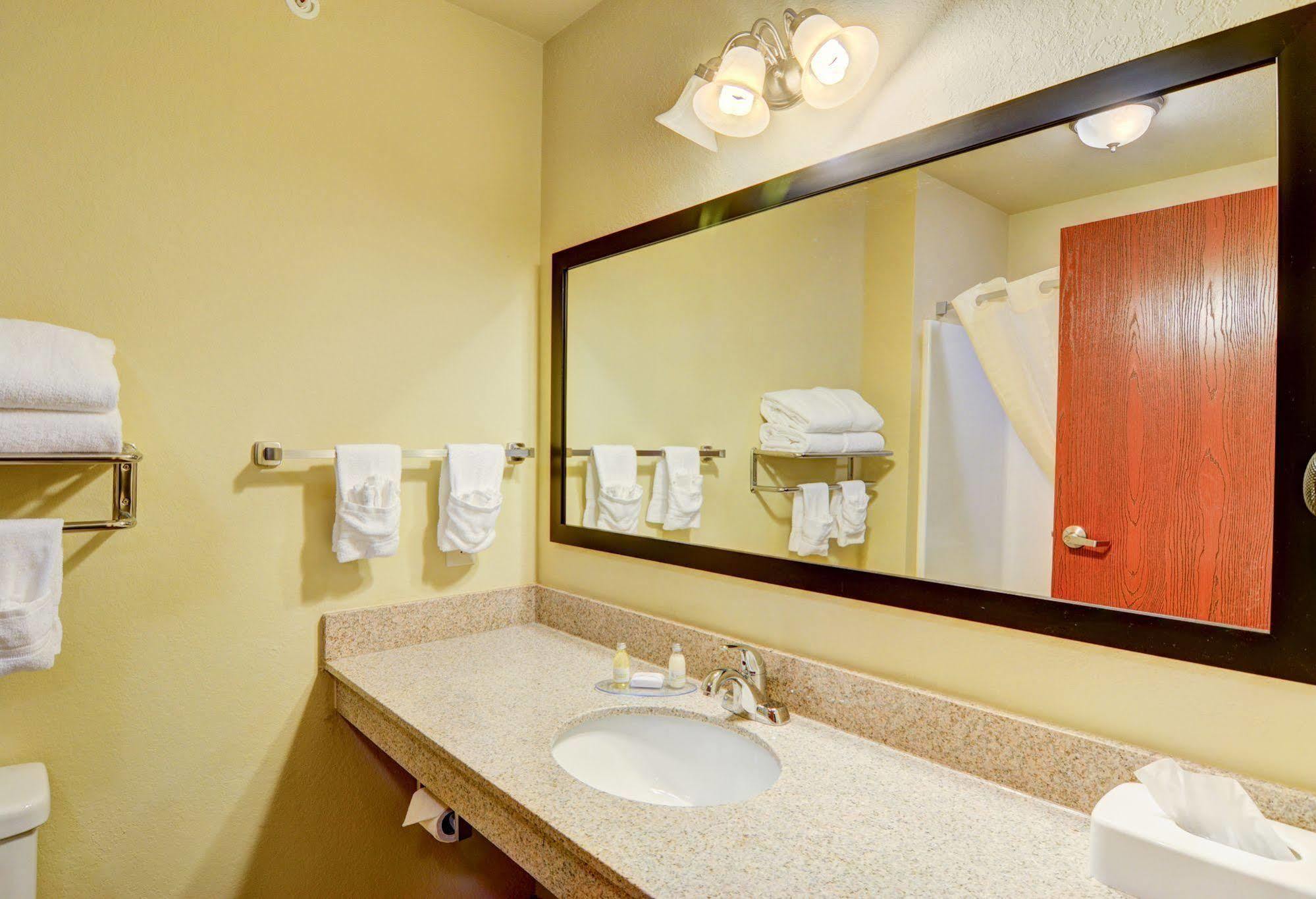 Cobblestone Hotel & Suites - Punxsutawney Bagian luar foto