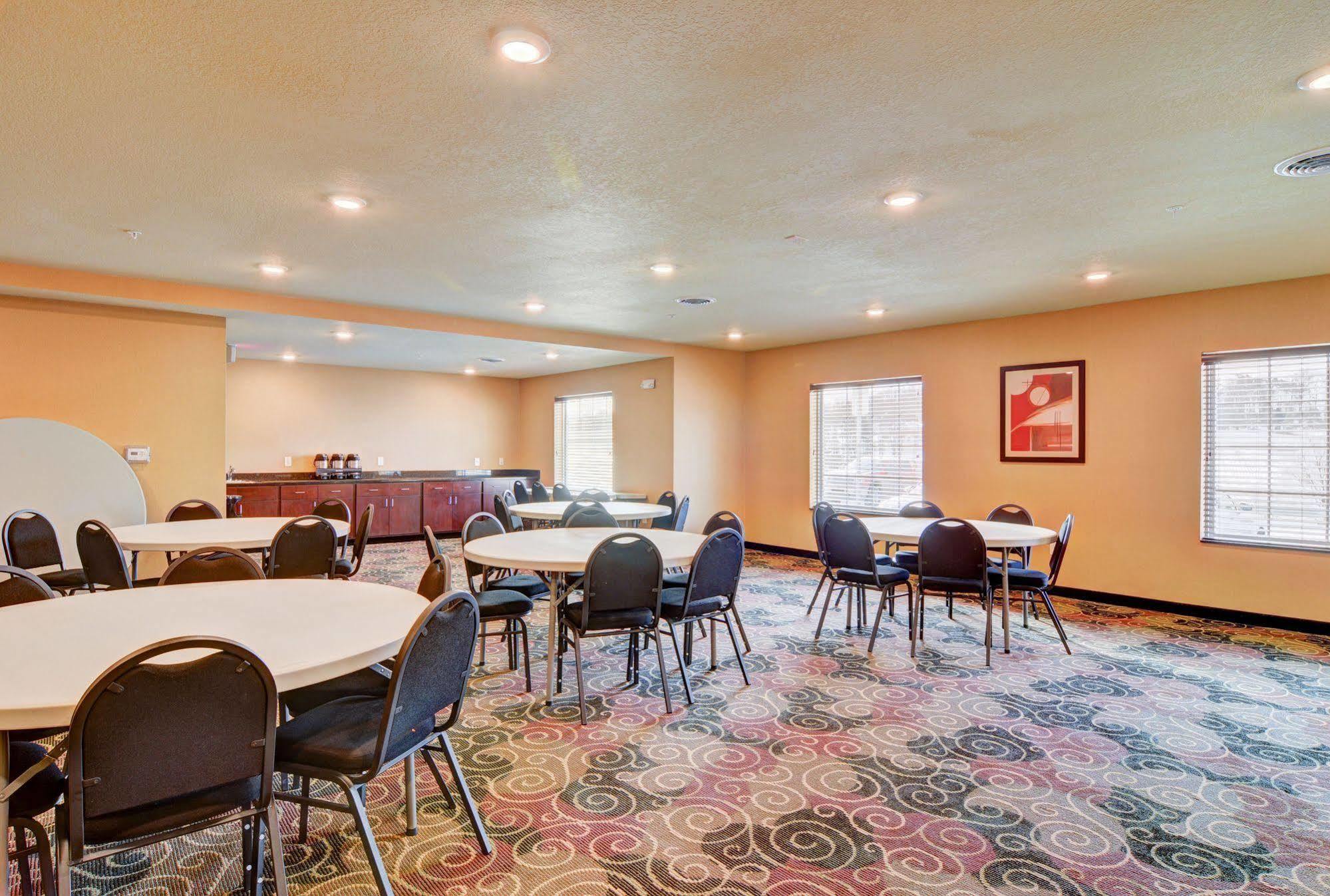 Cobblestone Hotel & Suites - Punxsutawney Bagian luar foto
