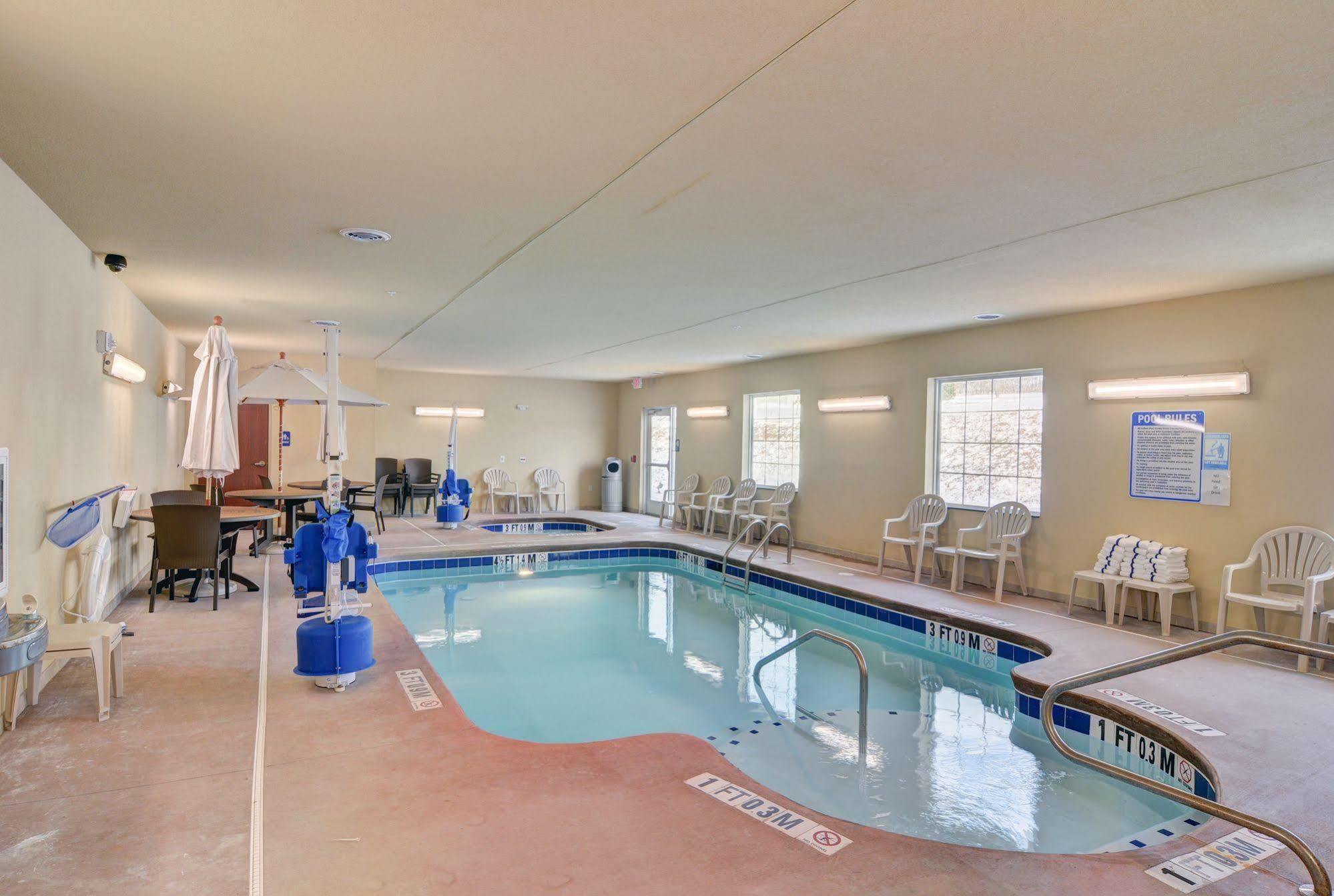 Cobblestone Hotel & Suites - Punxsutawney Bagian luar foto