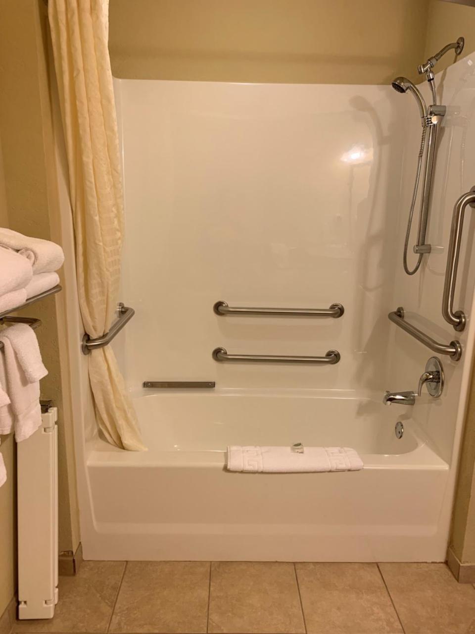Cobblestone Hotel & Suites - Punxsutawney Bagian luar foto